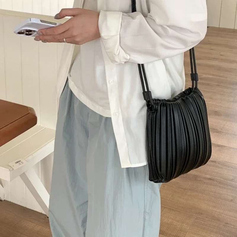 Street Fashion Korean - 夏の新型女性用プリーツメッセンジャーバッグ 韓国ニッチデザイン キャンディーカラー スモールスクエアバッグ ファッションストリートカジュアル レディースPUバッグ