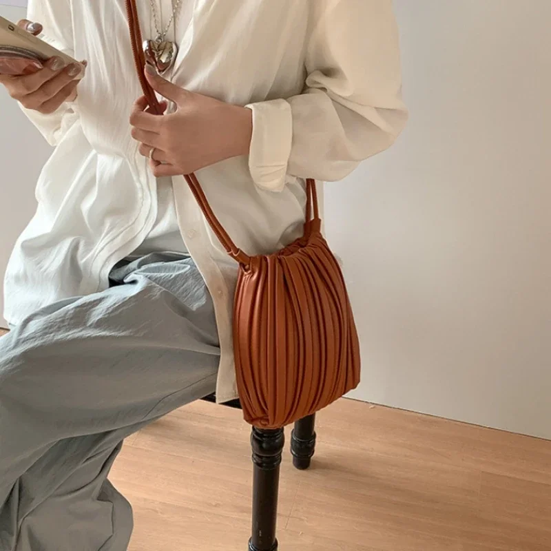 夏の新型女性用プリーツメッセンジャーバッグ 韓国ニッチデザイ - Street Fashion Korean のレビューと価格